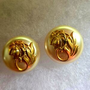 ESTATE FIND NEW RARE VINTAGE LOOK PEARLIZED OVAL GOLD  FLORAL  STUD EARRINGS